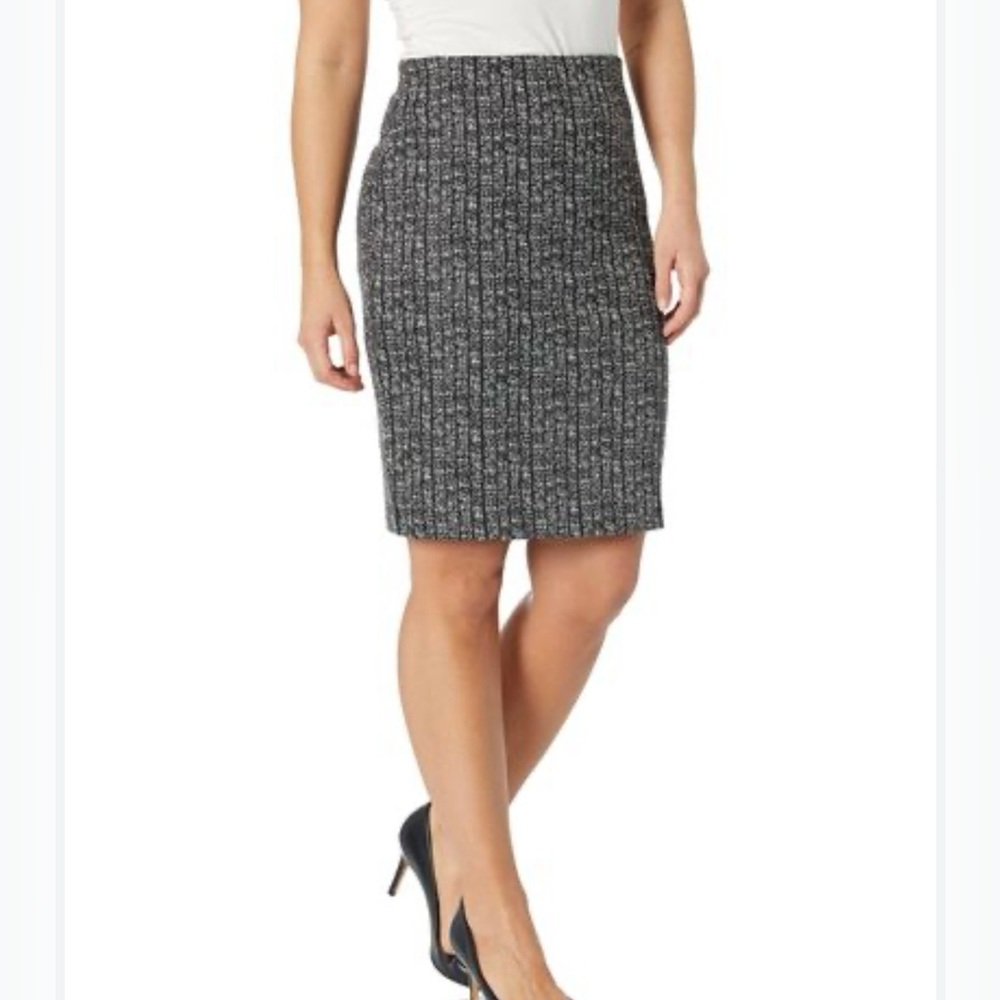 Kasper women’s size 12 front and back. Zip skirt new with‎ tags.